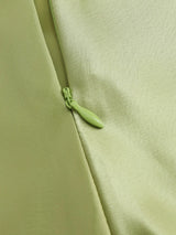 Robe courte satinée à col bénitier et bretelles fines