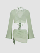 Ensemble bikini triangle col montant noué avec tenue de plage en maille