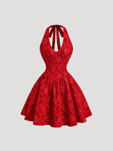 Robe courte dos nu à taille marquée et coupe évasée